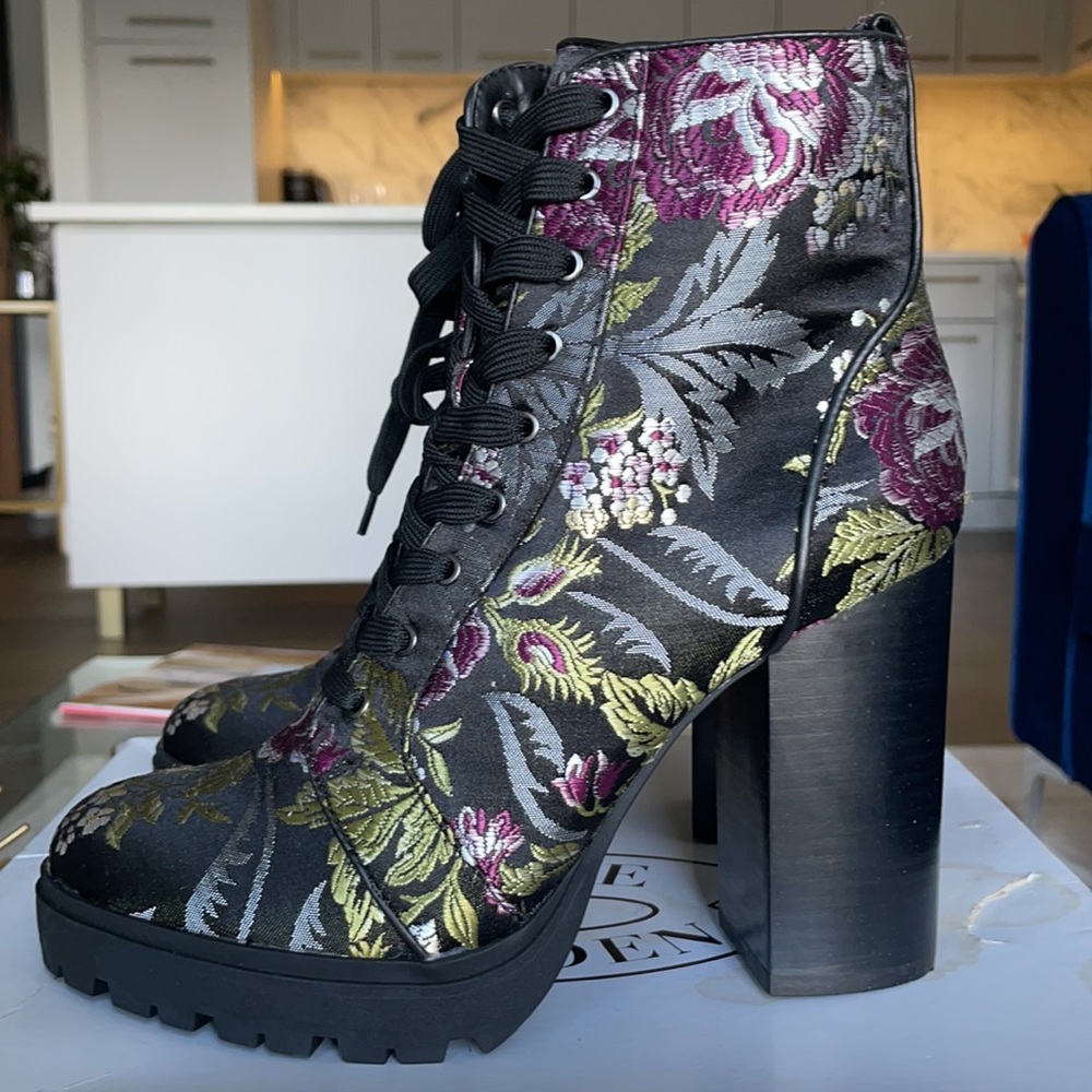🖤Steve Madden Laurie Floral Ankle boots (size 9)
